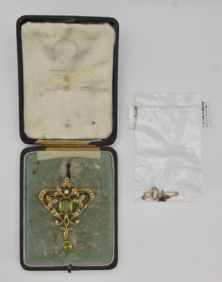 Lot 1428 - An Edwardian 15ct yellow gold peridot and seed...