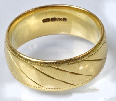 Lot 772 - An 18ct yellow gold wedding band with linear...