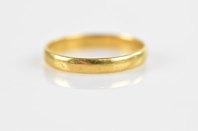 Lot 605 - A 22ct yellow gold wedding band, size O,...