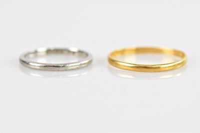 Lot 543 - An 18ct white gold wedding band, size N 1/2,...