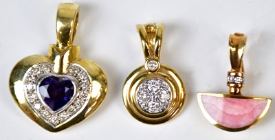 Lot 816 - A 9ct yellow gold heart-shaped pendant set...