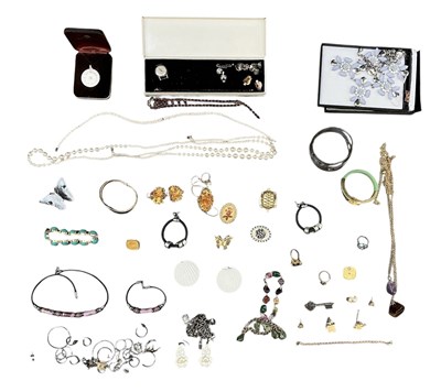 Lot 1485 - A small quantity of assorted costume jewellery...