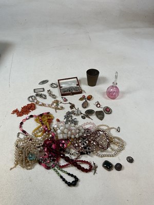 Lot 609 - A quantity of costume jewellery