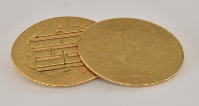 Lot 1419 - A single 18ct yellow gold oval faced cufflink,...
