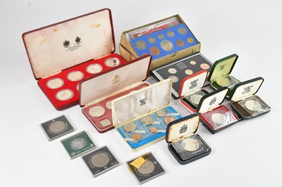 Lot 676 - A collection of various coinage including a...