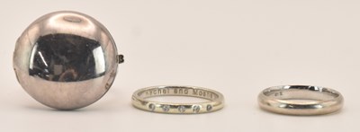 Lot 1324 - A white metal five stone diamond set band ring,...