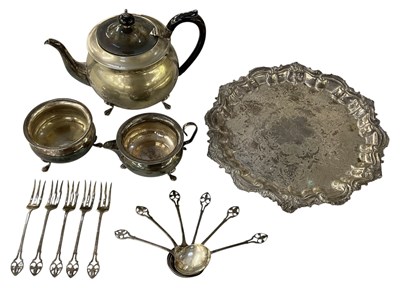 Lot 1012 - A small quantity of assorted silver plated...