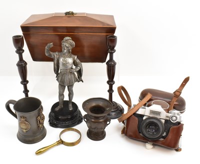 Lot 328 - A group of mixed collectables comprising a...