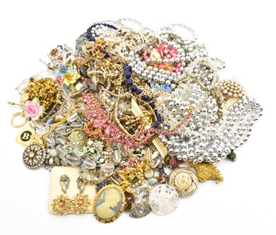 Lot 1499 - Various items of mixed modern, vintage and...