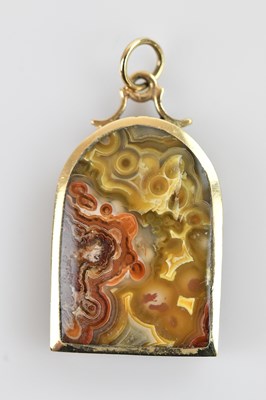 Lot 426 - A 9ct yellow gold mounted agate pendant with...