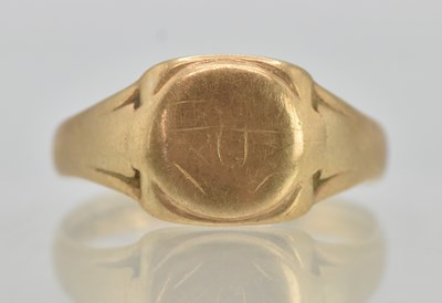 Lot 1257 - A 9ct yellow gold signet ring with blank table,...