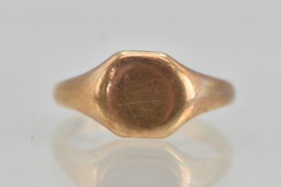 Lot 1295 - A 9ct rose gold small signet ring with blank...
