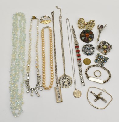 Lot 1520 - Various items of costume jewellery including a...