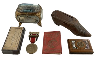 Lot 327 - A small quantity of assorted collectors' items...