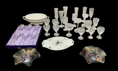 Lot 668 - A small quantity of assorted sundry glassware,...