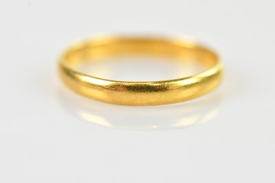 Lot 634 - A 22ct yellow gold wedding band, size K,...