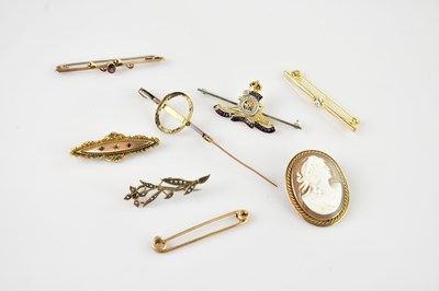 Lot 157 - A yellow and white metal diamond and enamel...