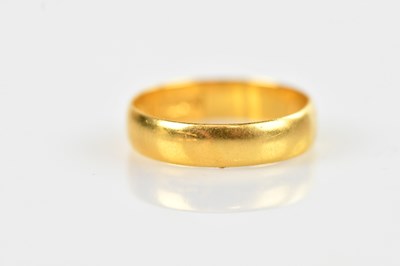 Lot 530 - A 22ct yellow gold wedding band, size L,...