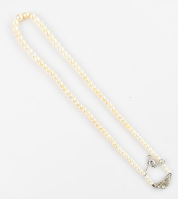 Lot 424 - A single strand cultured pearl necklace with...