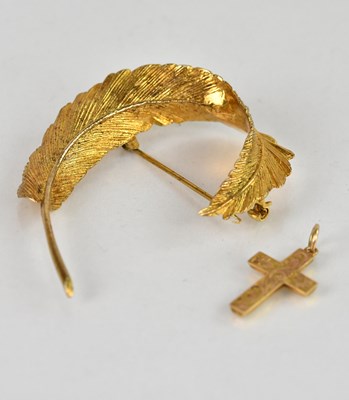 Lot 1570 - A yellow metal leaf brooch, approx weight 9.9g...