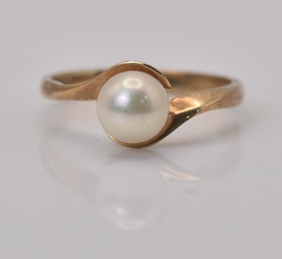 Lot 494 - A 9ct yellow gold cultured pearl set ring,...