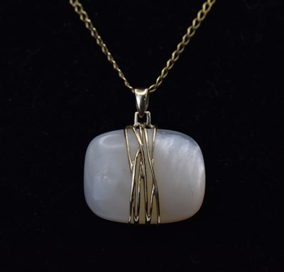 Lot 492 - A 9ct yellow gold flat link chain, length 50cm,...