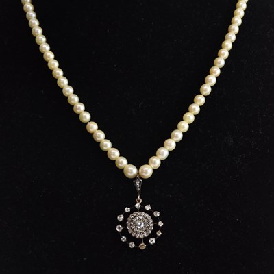 Lot 1334 - A late 19th/early 20th century single strand...