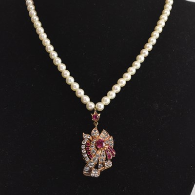 Lot 1333 - A mid 20th century single strand cultured...