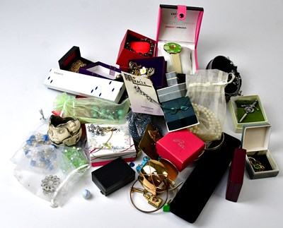 Lot 866 - A quantity of costume jewellery, to include a...