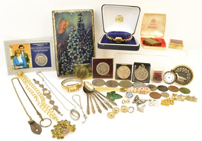 Lot 1526 - Various items of costume jewellery and...