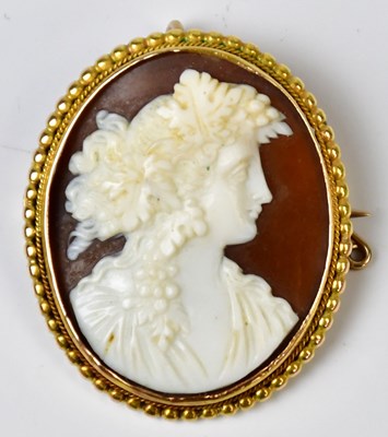 Lot 788 - A yellow metal cameo brooch/pendant with cameo...