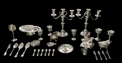 Lot 1001 - A quantity of assorted silver plated items,...