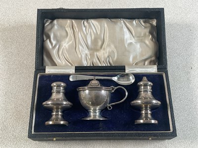 Lot 576 - CHARLES & GEORGE ASPREY; a George V hallmarked...