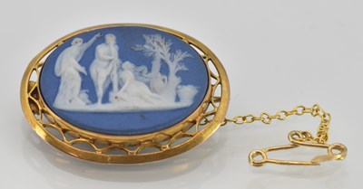 Lot 1433 - WEDGWOOD; an oval jasperware 9ct yellow gold...