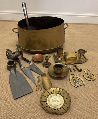 Lot 148 - A quantity of metalware, to include brass and...