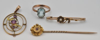 Lot 1151 - A 9ct yellow gold ruby set stickpin, length...