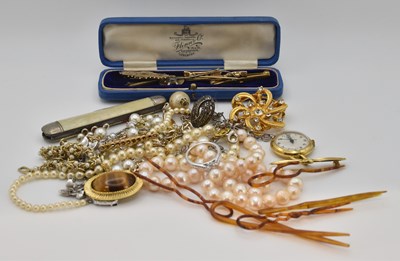 Lot 1521 - A small quantity of assorted costume jewellery,...