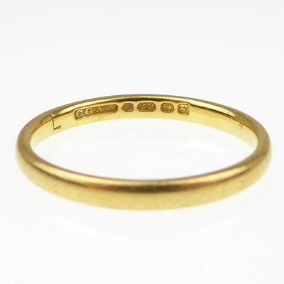 Lot 927 - A 22ct gold wedding ring, size K, approx. 2g.
