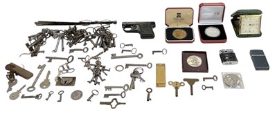 Lot 318 - A group of assorted collectors' items,...