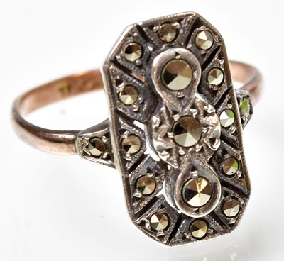 Lot 781 - A 9ct yellow gold Art Deco style ring, the...
