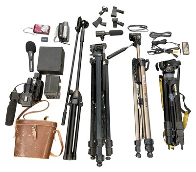 Lot 364 - A large quantity of assorted cameras and...