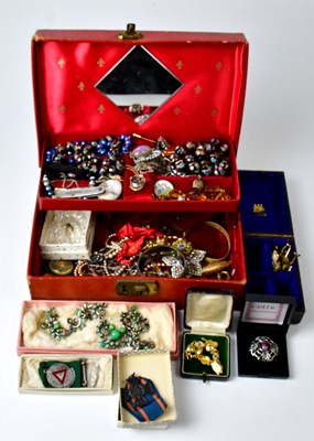 Lot 865 - A quantity of vintage costume jewellery, to...