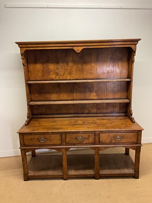 Lot 636 - A 20th century oak dresser with two shelves to...