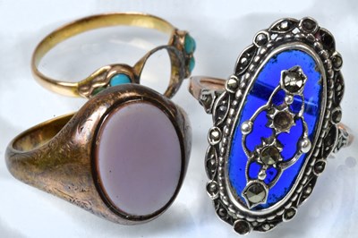 Lot 782 - A 9ct yellow gold and white metal ring, set...