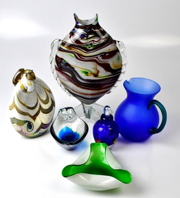 Lot 250 - A collection of 20th century glassware to...