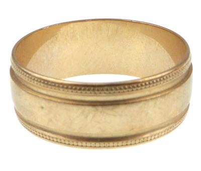 Lot 966 - A 9ct gold wedding ring with recessed and...