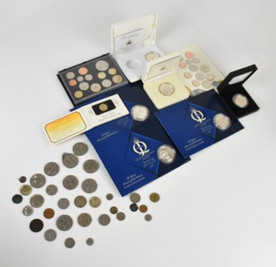 Lot 624 - A collection of mixed coinage including...