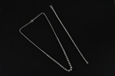 Lot 277 - A fine diamond necklace set with one hundred...
