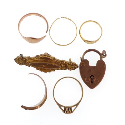 Lot 1047 - Seven items of jewellery comprising a 22ct...