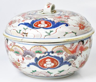 Lot 176 - A 19th century Chinese lidded bowl, decorated...